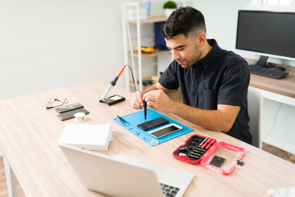 Essential Tools for Modern Mobile Repair Technicians