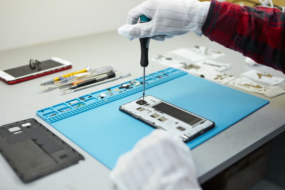 Mobile repair shop in Dubai with customers and technicians